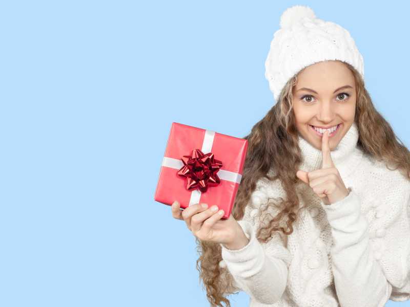 手拿圣诞礼物的女子