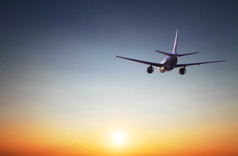 日落时飞行的飞机