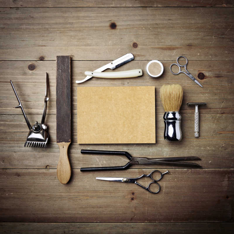 木质桌子上的老式的理发店工具