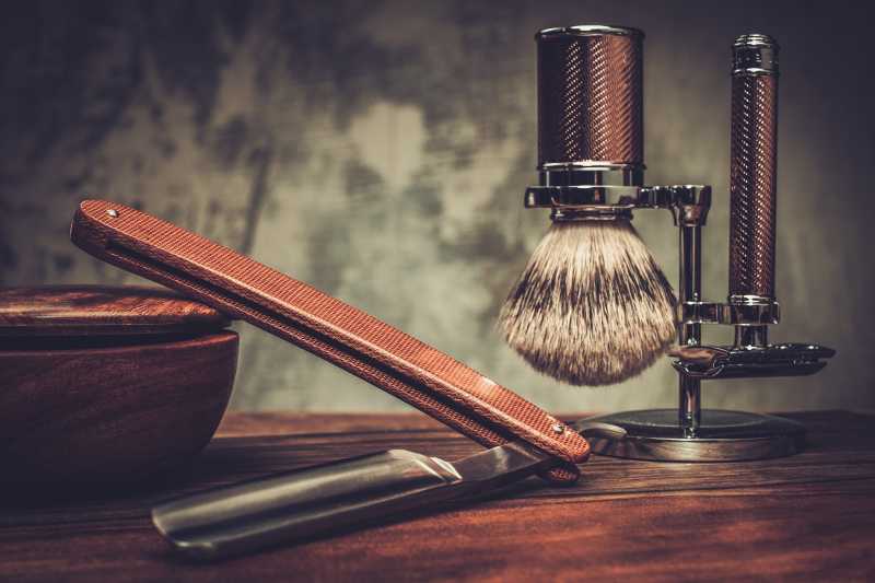 在豪华木制背景下剃须配件