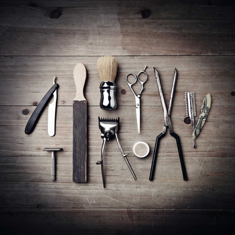 木制背景理发师的老式设备