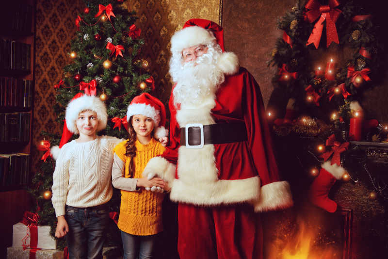 圣诞节圣诞老人给孩子们带礼物