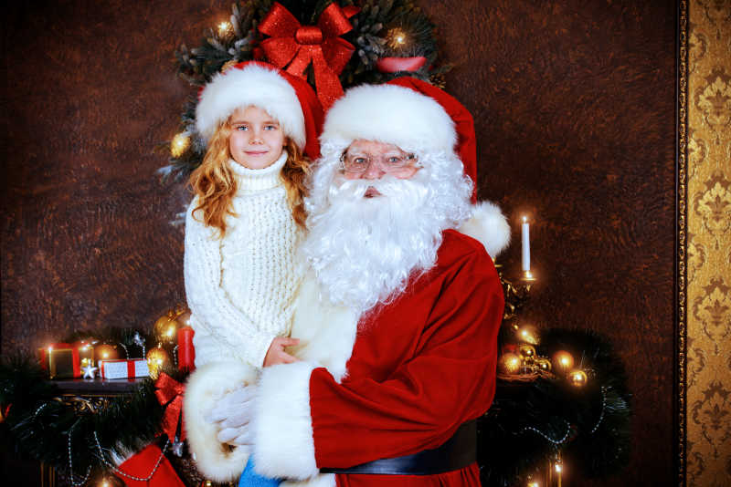 圣诞老人手上抱着快乐的小女孩