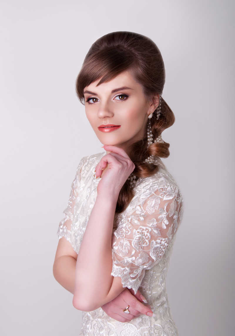 穿白色蕾丝裙的美女