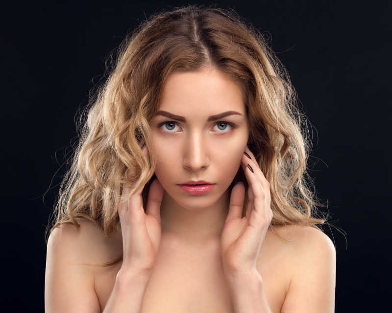 性感的金发女人