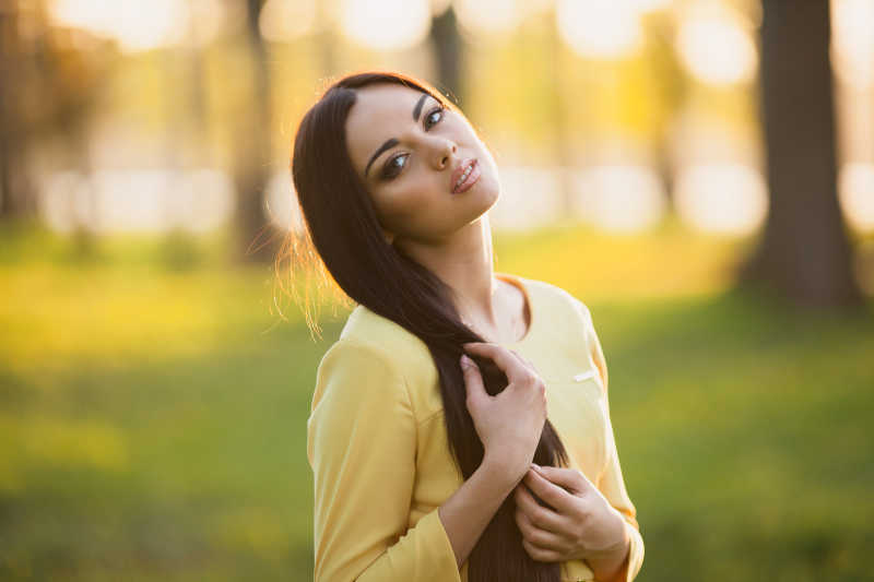 穿黄色上衣的长发美女