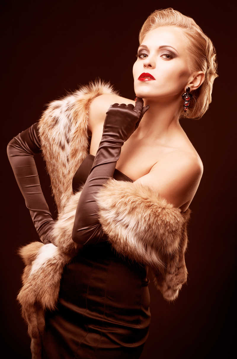 披着毛皮的金发美女