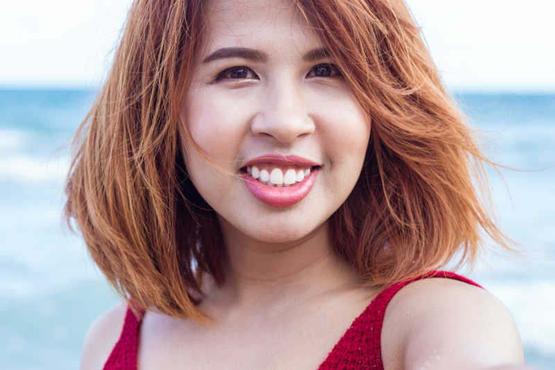 大海背景下的微笑女孩