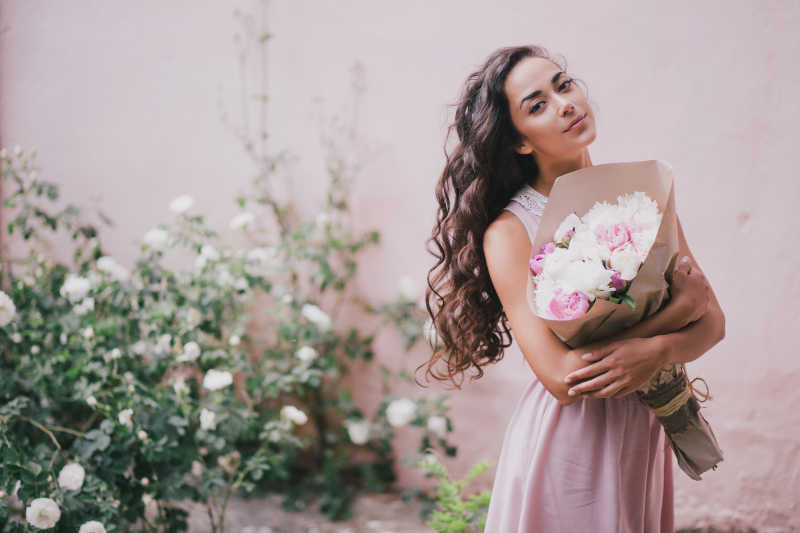 抱着花束的卷发美女