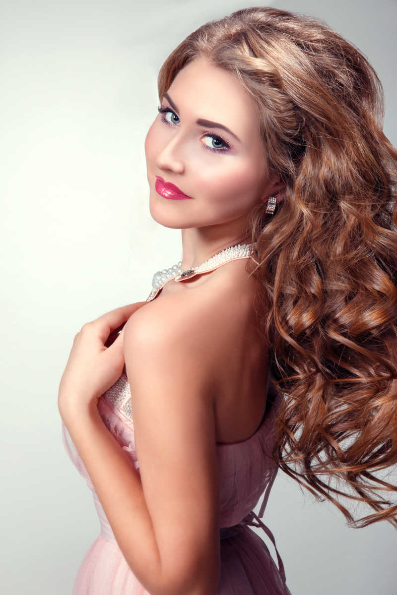 有漂亮金发的美女