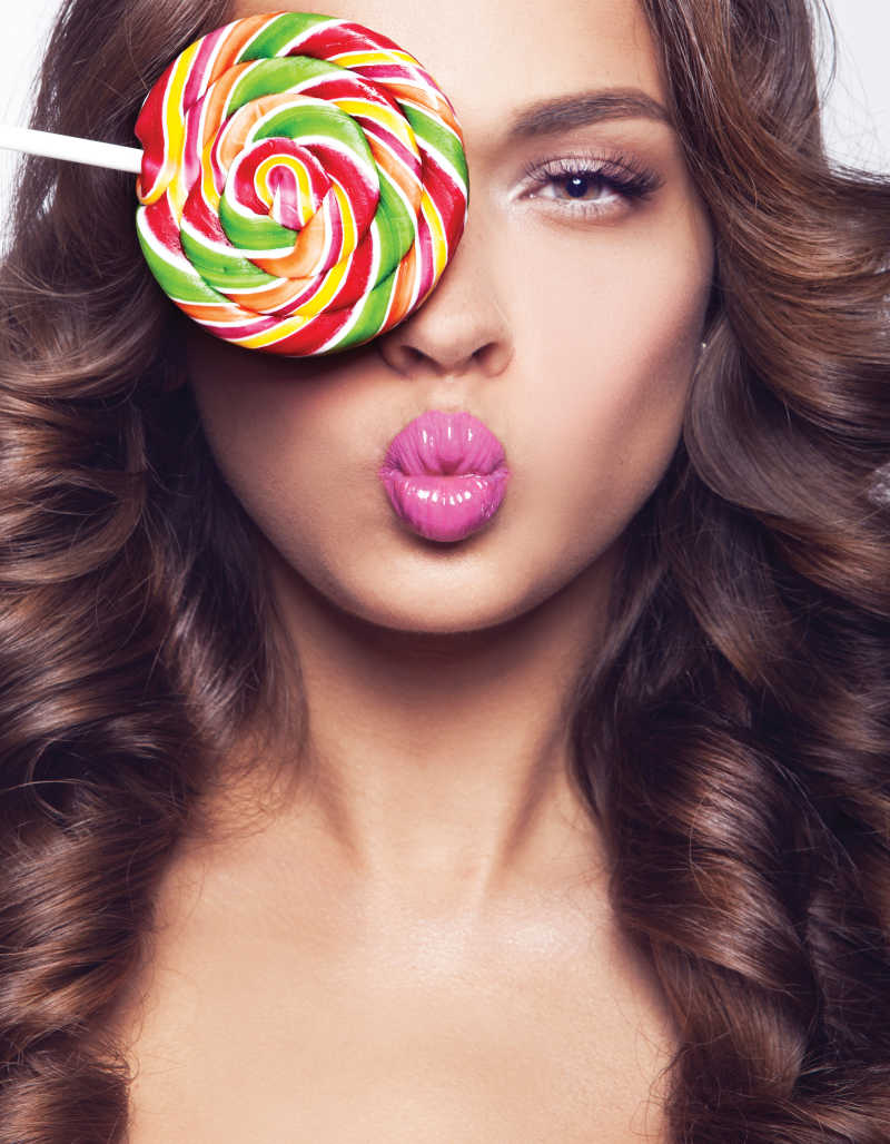 用棒棒糖遮眼睛的美女