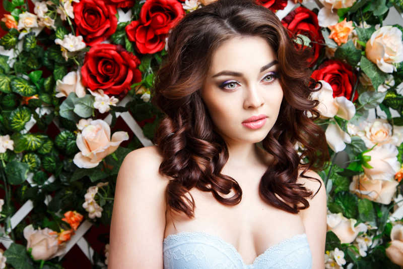 美丽鲜花背景下的美女