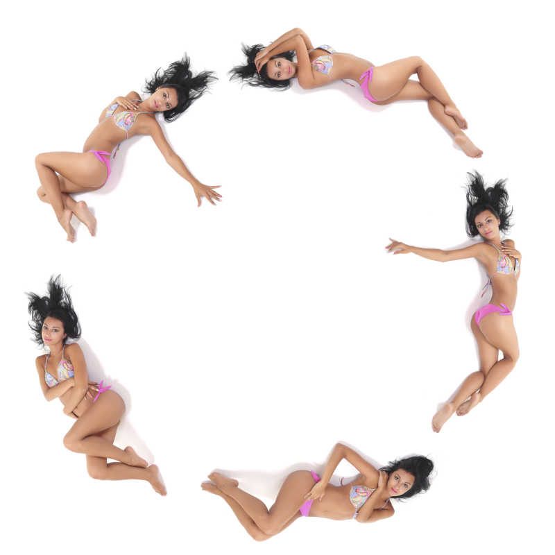 五个穿内衣的美女围成圆圈