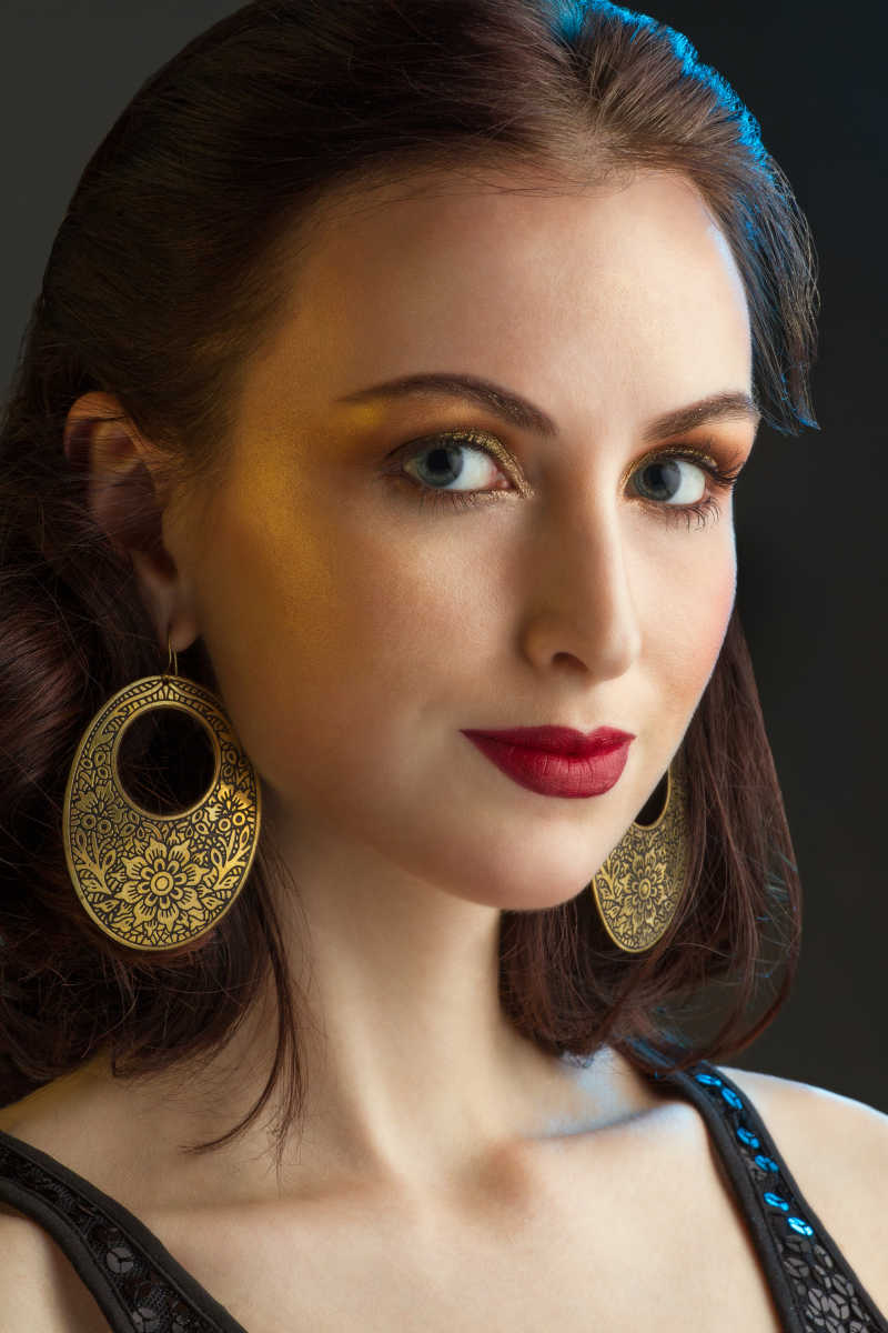 带着金色大耳环的美女