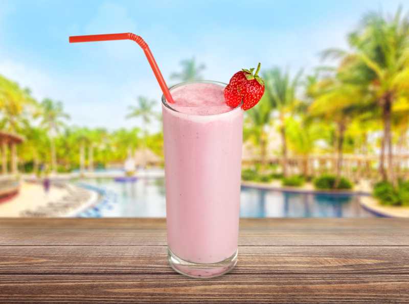 在自然背景下的草莓奶昔特写