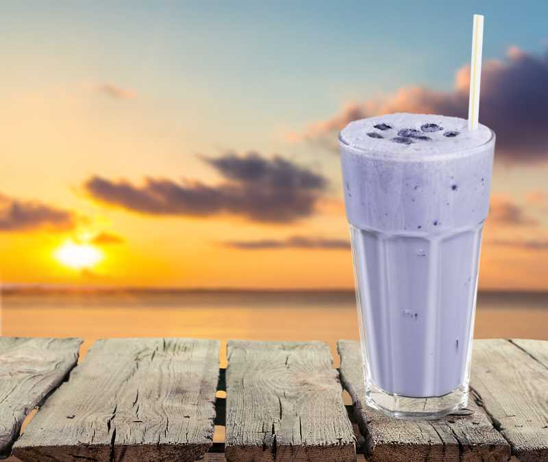 木板上一杯吸管的奶昔