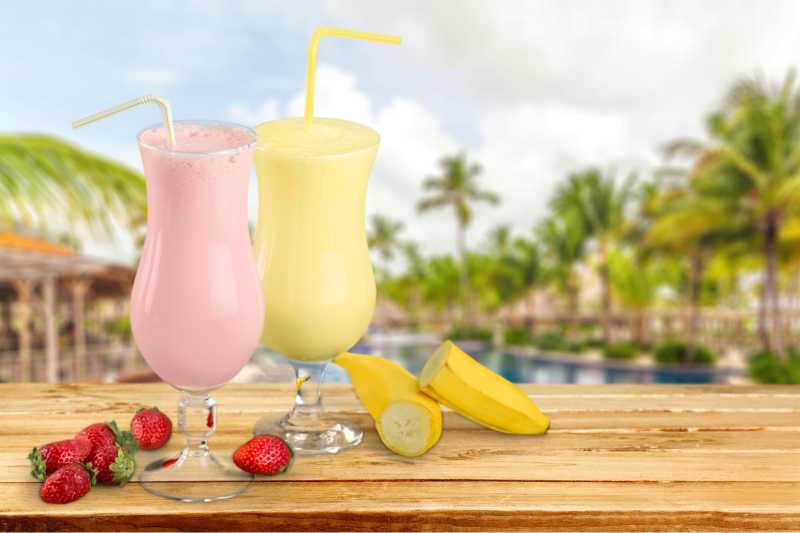 在木板上的奶昔和水果特写