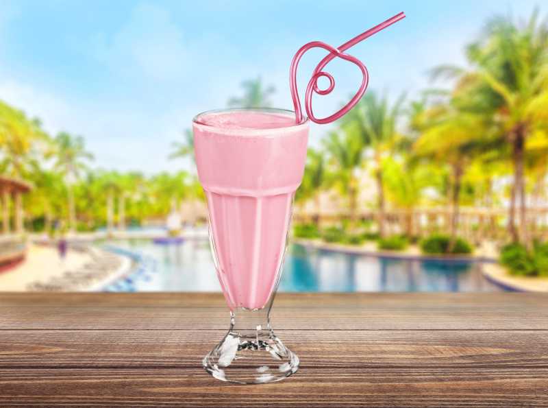 一杯粉红色的牛奶奶昔特写