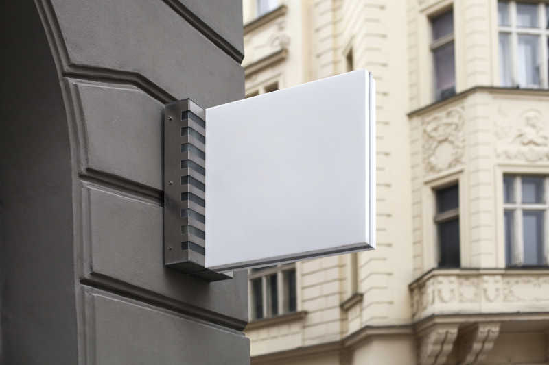 城市街头墙上的空白招牌
