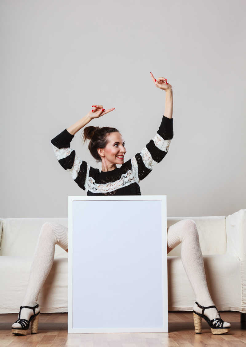 坐在沙发上的时尚女人和空白横幅