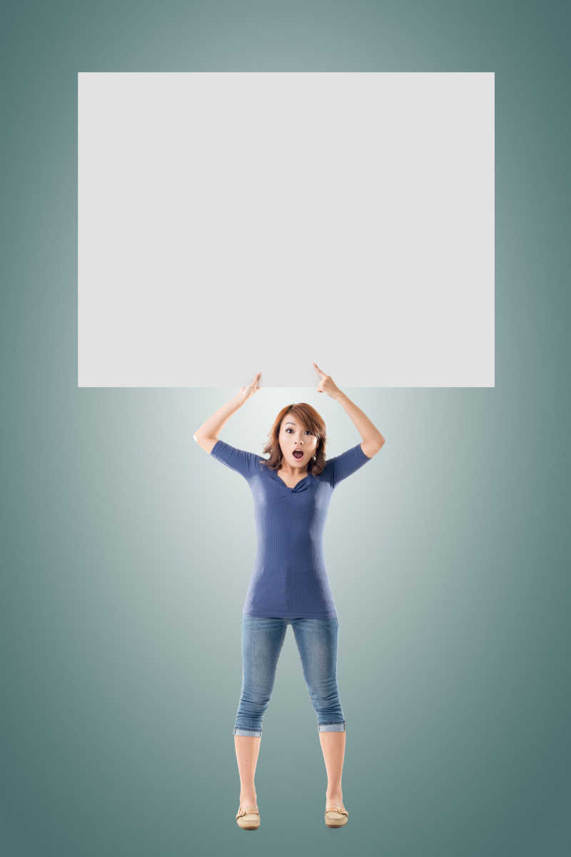 亚洲女孩和空白横幅创意