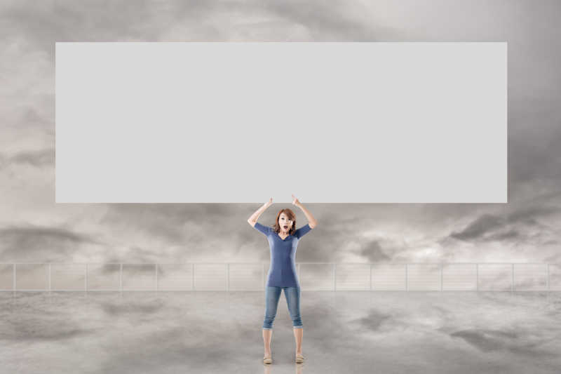 女子和空白横幅创意