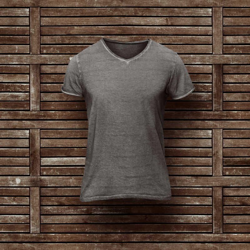 木制背景的灰色体恤