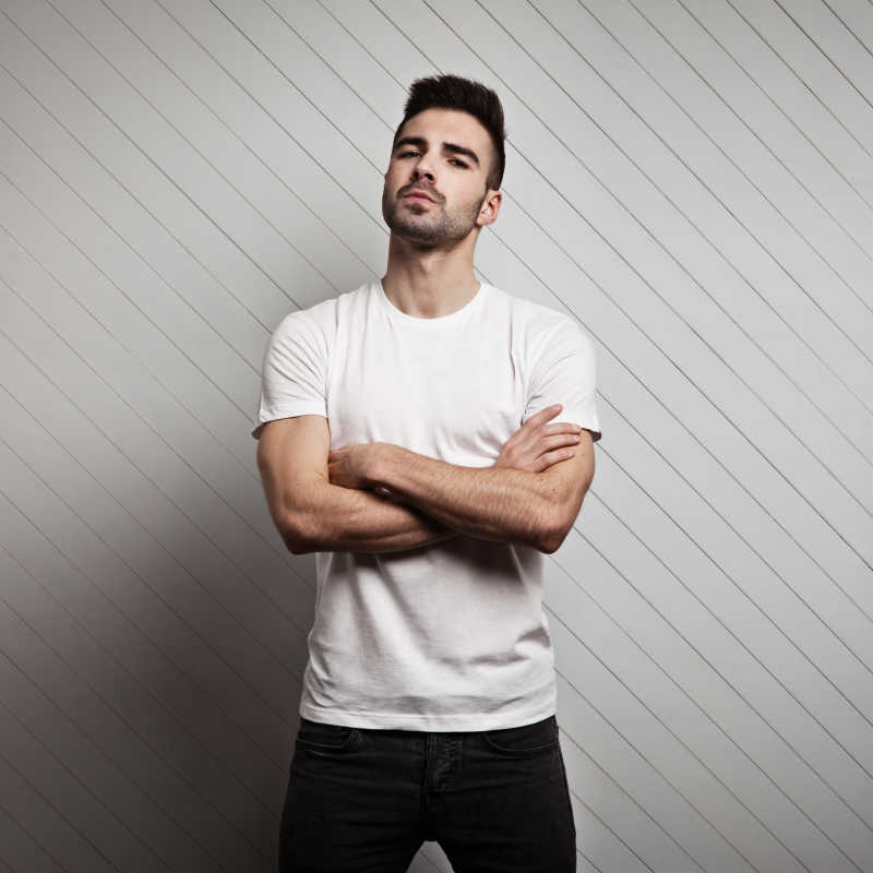 男子身穿白色短袖体恤