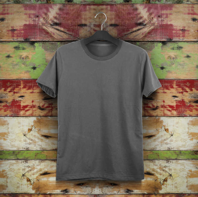 彩色木制背景下的灰色纯色体恤