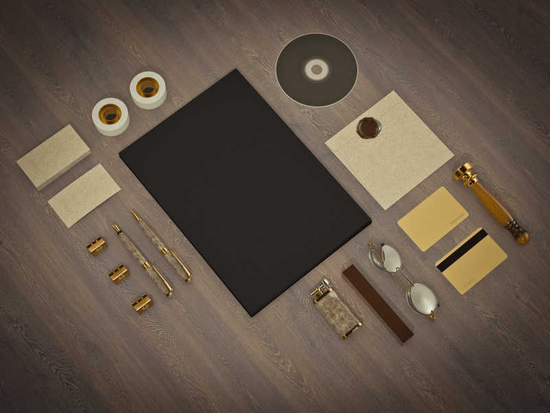 木制背景下的钢笔打火机眼镜等用品