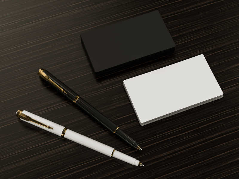 黑白两色的名片和笔