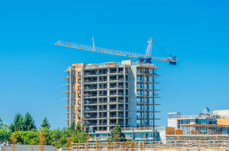 蓝天下正在施工的高层建筑