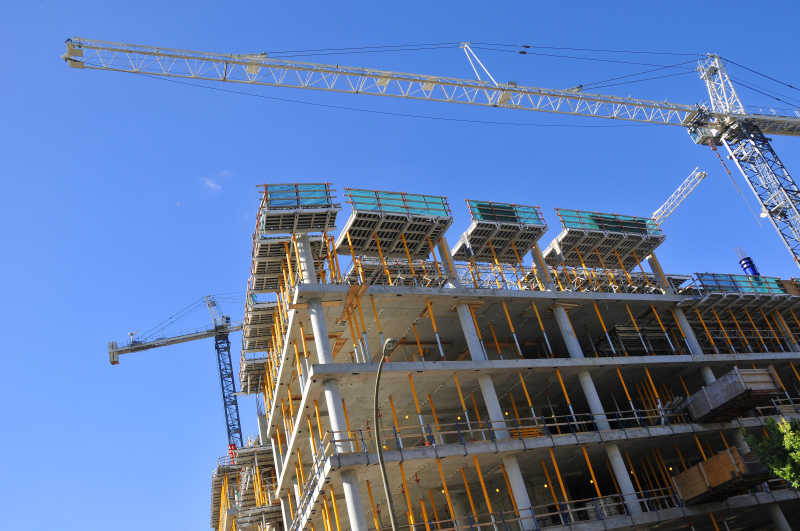 起重机和施工中的高楼