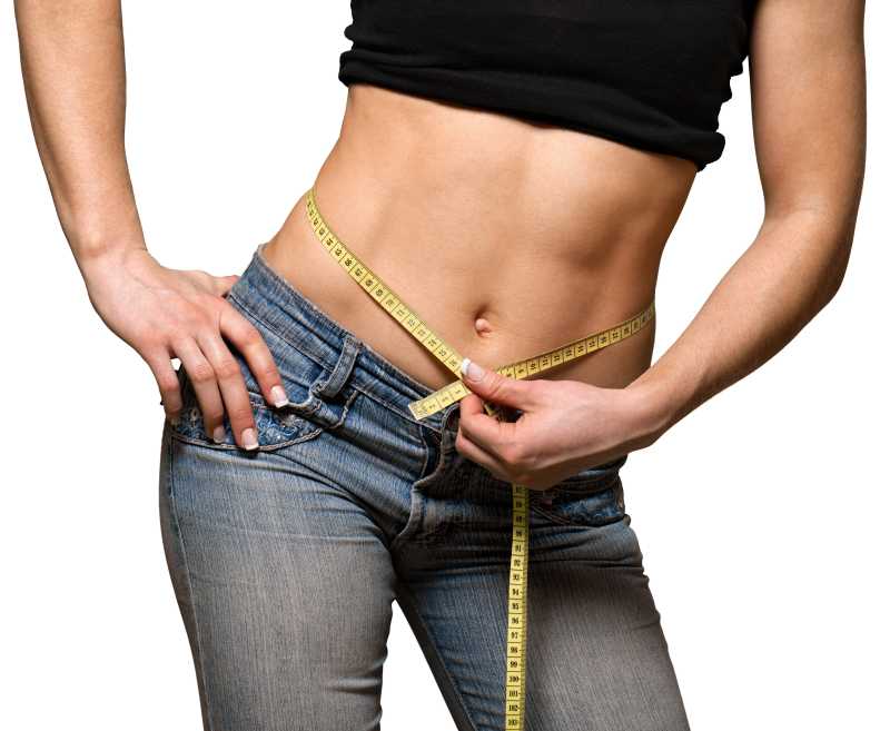 正在测量腰围的女郎