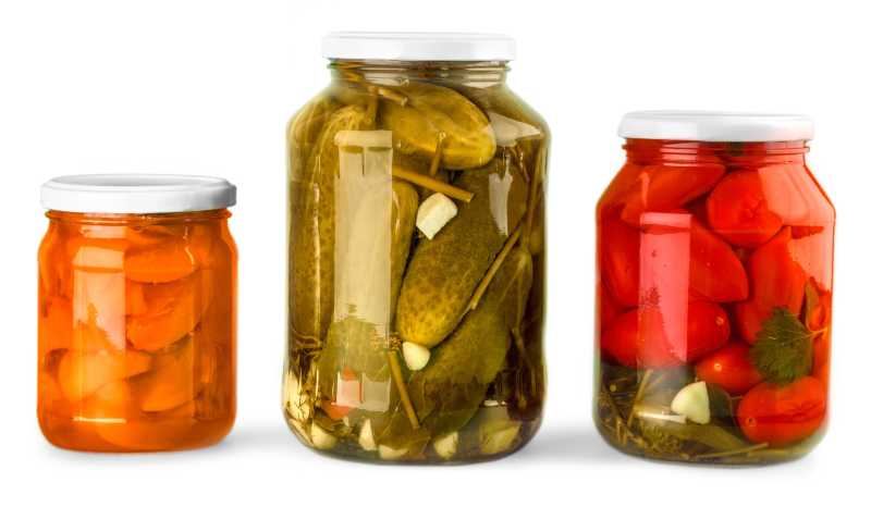 白色背景下的罐头食物