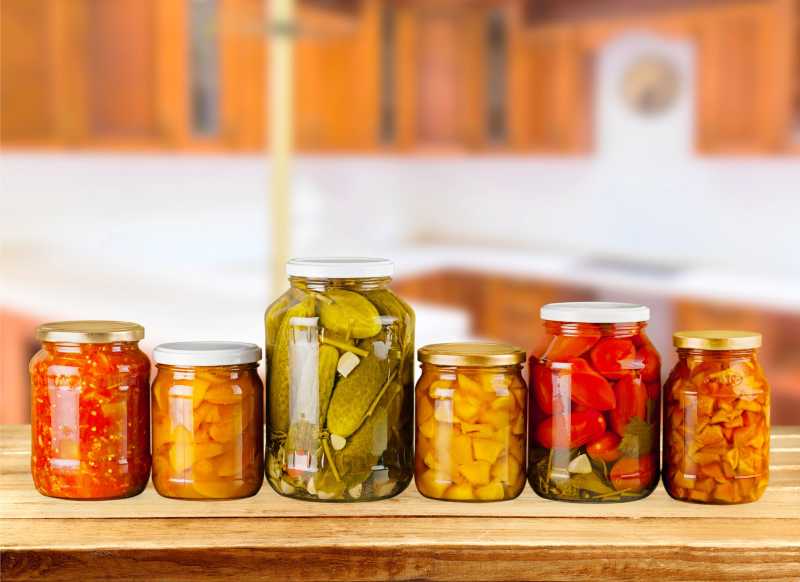 木桌上蔬菜罐头