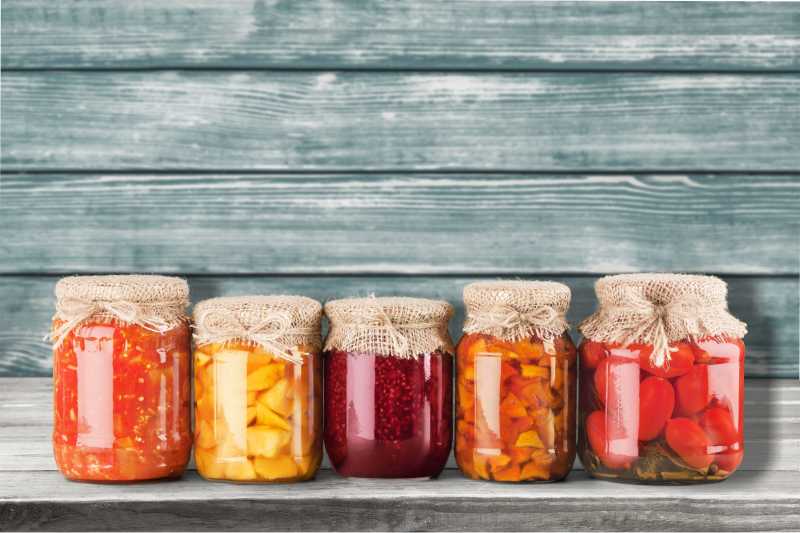 复古木板背景下的罐头