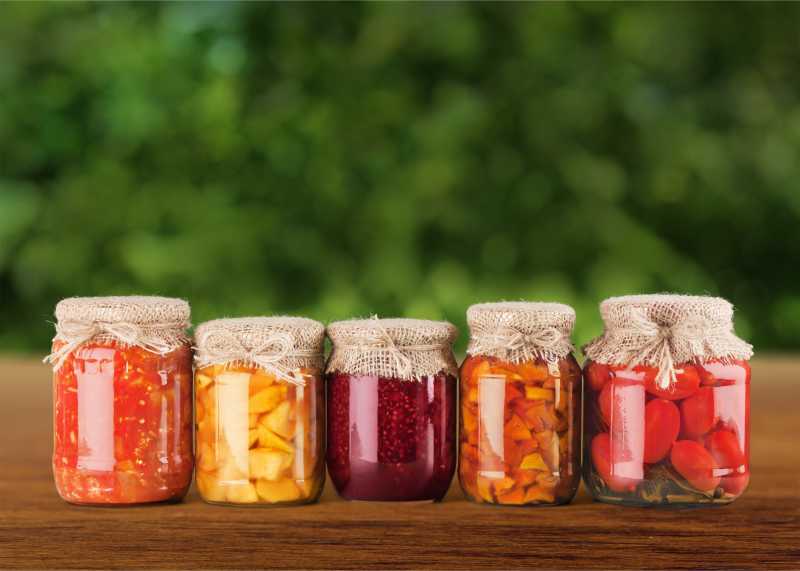 桌子上罐子里的食物