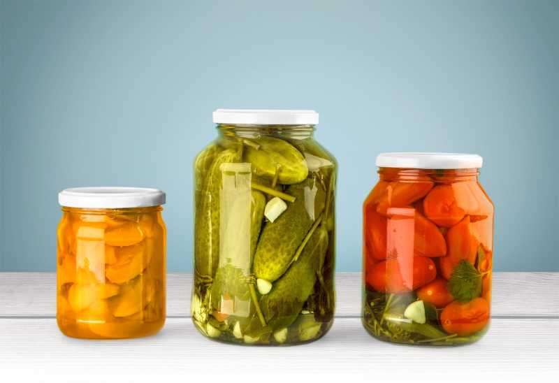 蓝色背景下的食品罐头