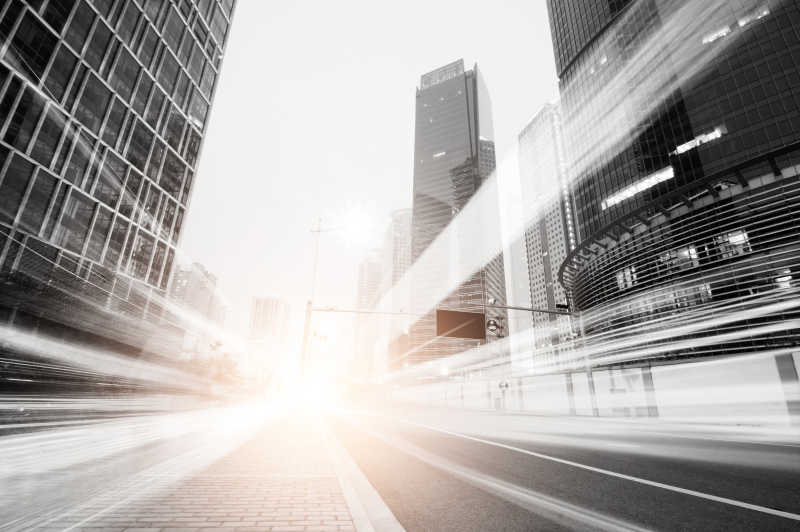 城市街道出现的阳光轨迹特写