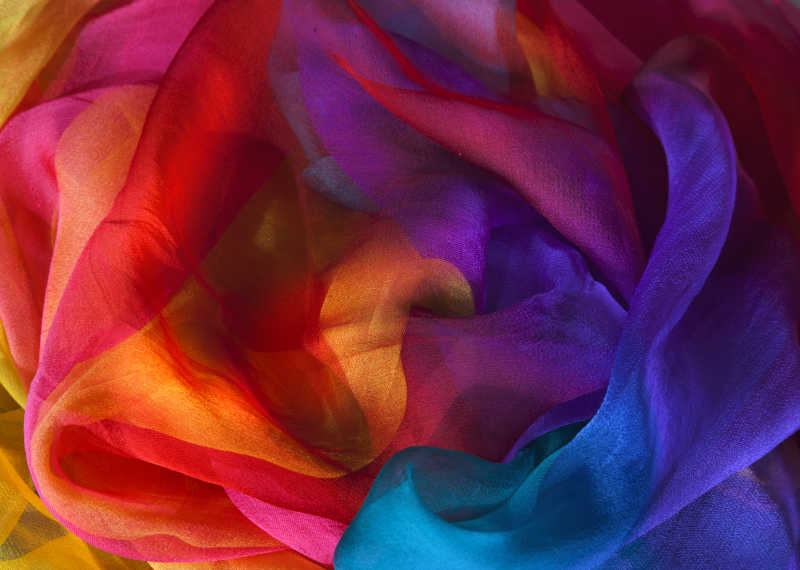 颜色丰富多彩的虹丝绸围巾