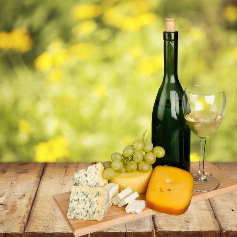 木盘中的奶酪葡萄及气泡酒