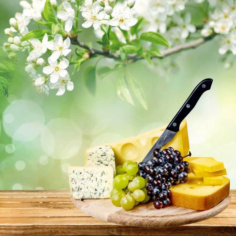 花朵背景的奶酪水果拼盘