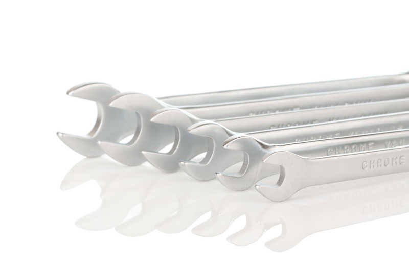白色背景下的一套扳手