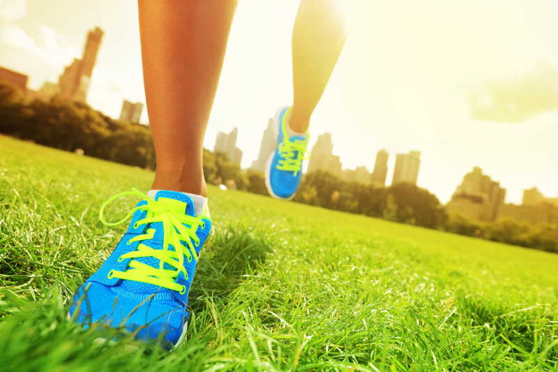 在公园慢跑的女人跑步鞋特写