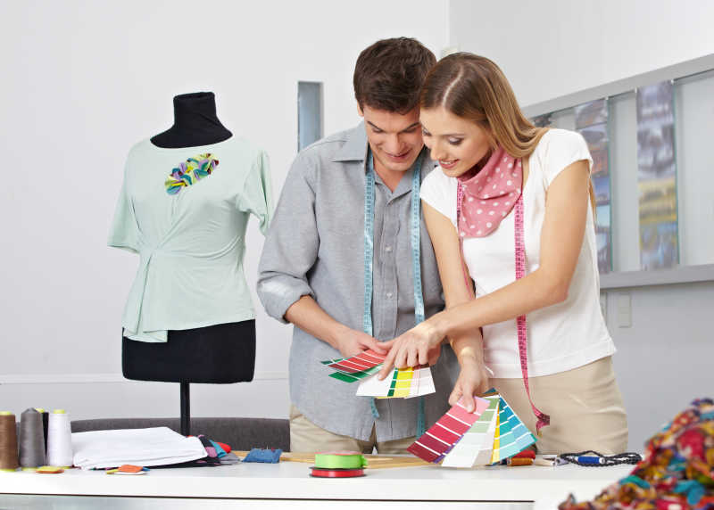 两个时装设计师工作特写