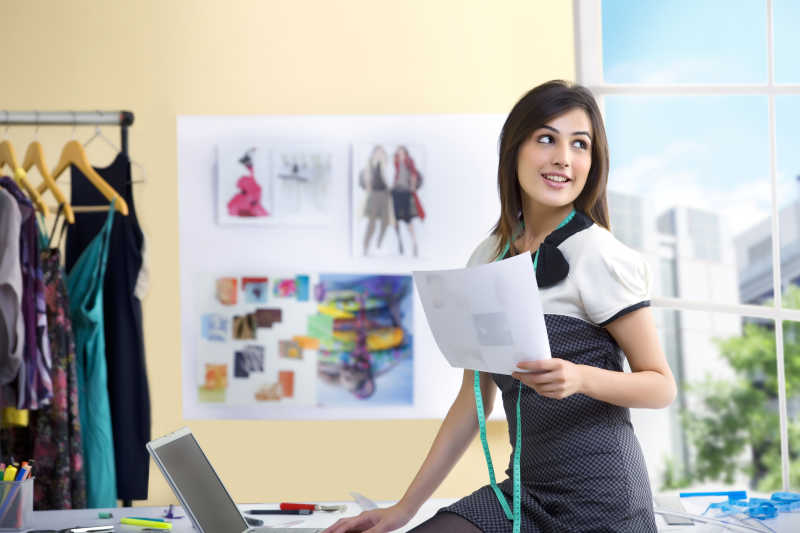 坐在办公桌上的时尚设计师