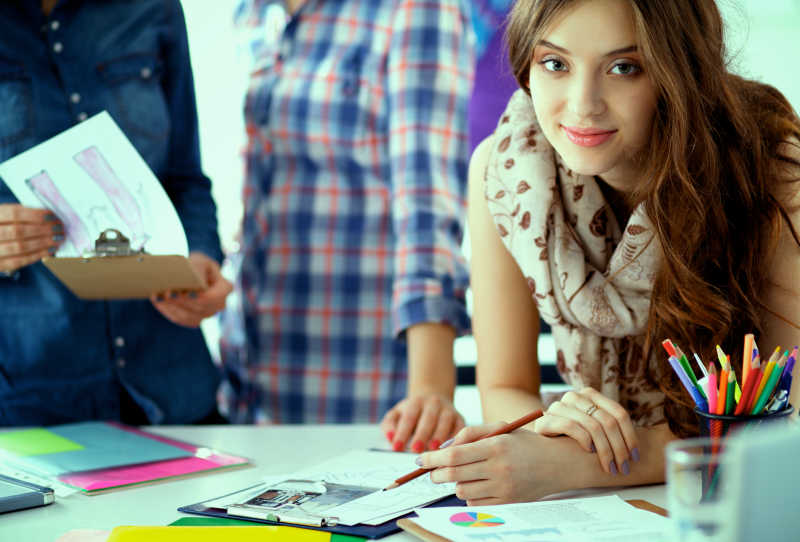 女性时尚设计师特写