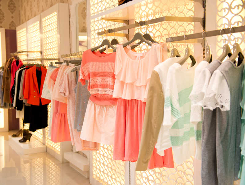 展示衣架上的服装