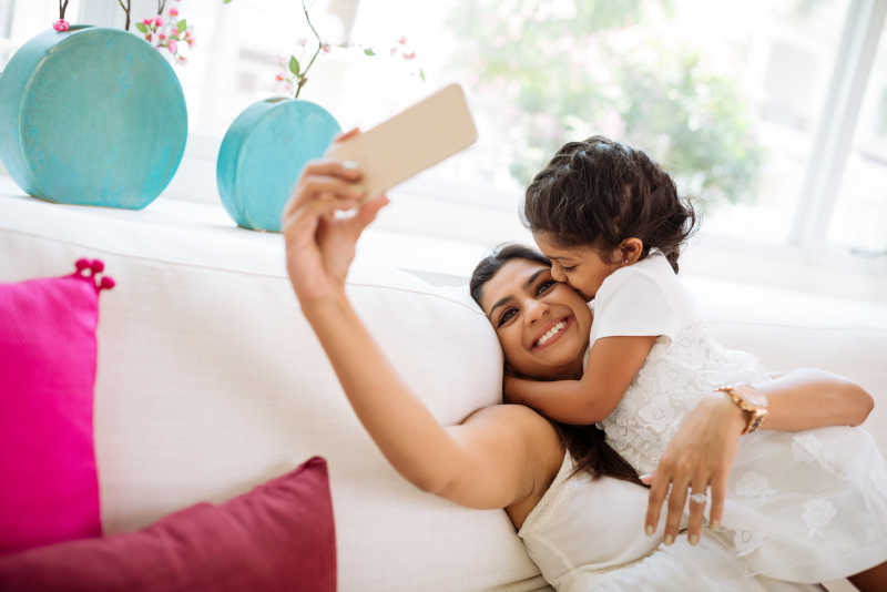 沙发上的母女两个人的自拍